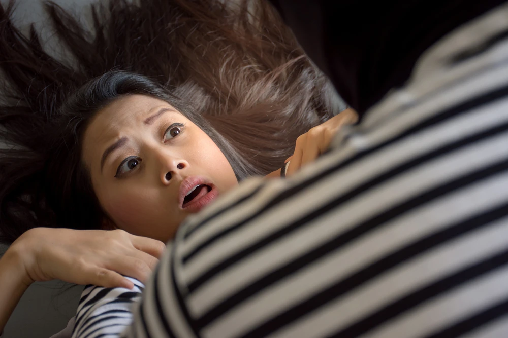 Man-Strangulating-Women-With-Hands